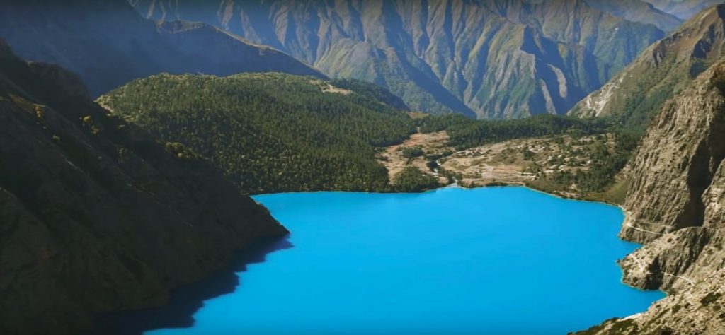 Phoksundo-lake-in-dolpo-region