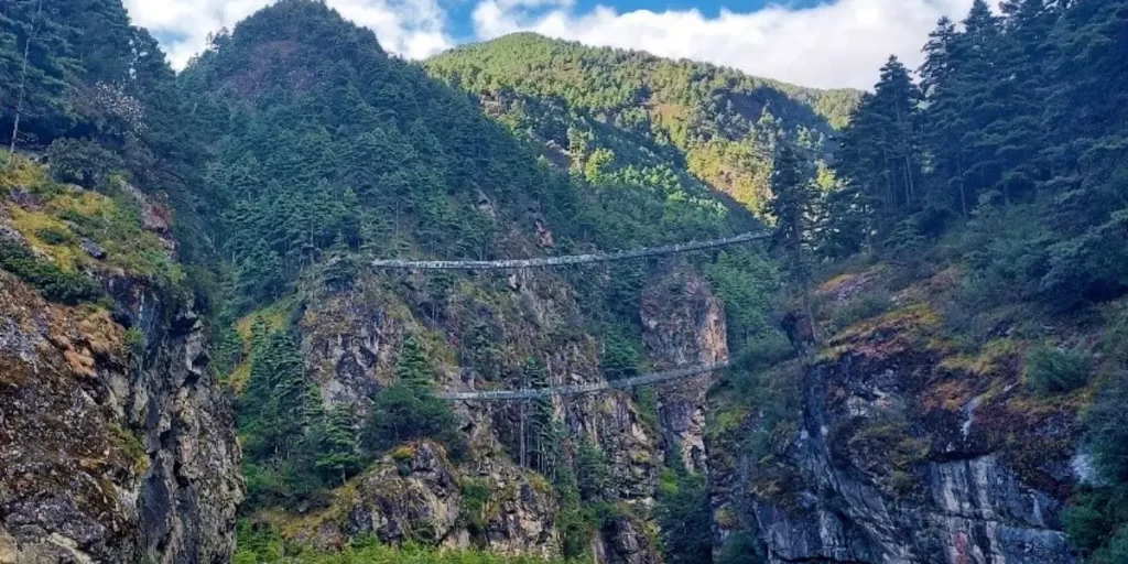 Hillary-bridge-way-to-Everest-base-camp