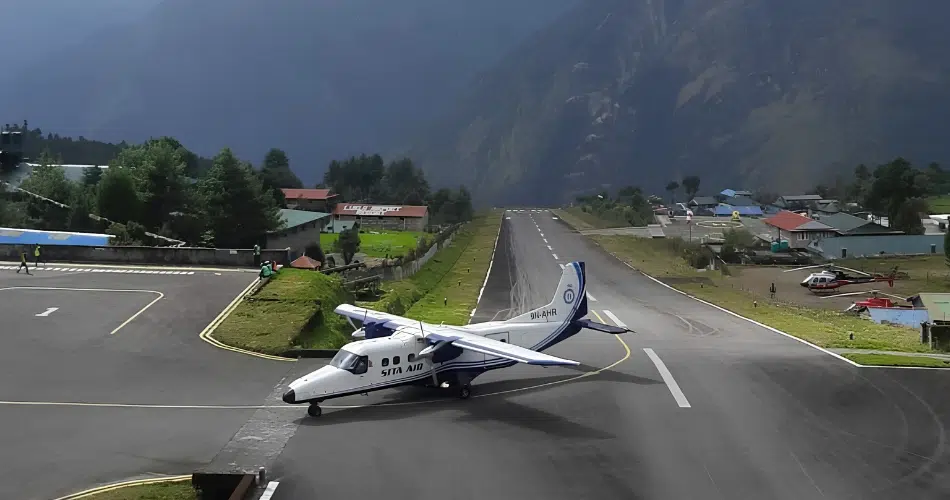 plane-in-lukla-airport